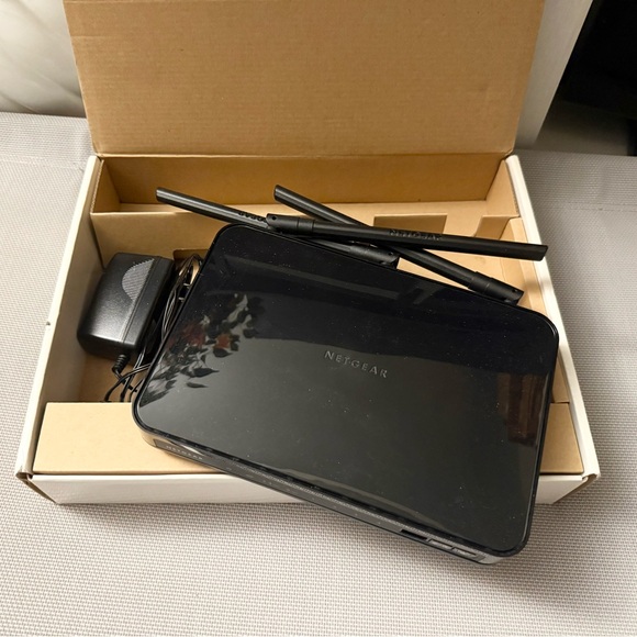 NETGEAR AC750 WiFi Router - Picture 4 of 5